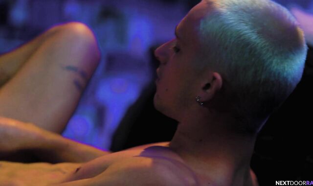 NextDoorRaw: Roman Todd jerking Theo Brady outdoors