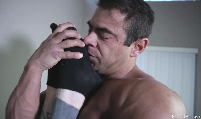 ManUpFilms: Muscle Draven Navarro homo feet fetish sequence