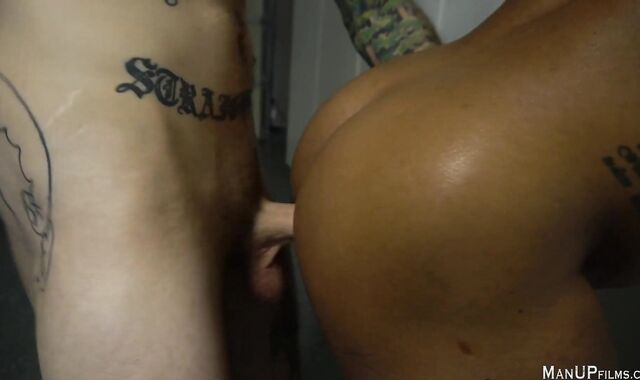 ManUpFilms: Beefy gay Draven Navarro love glove-free-for-all donk pound