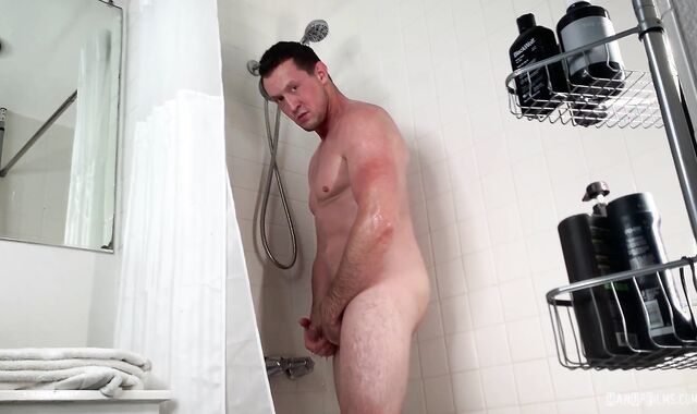 ManUpFilms: Bulky Pierce Paris without a love glove instruction