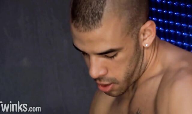 Twunks: Gio Summers is indeed penis-squashing jock