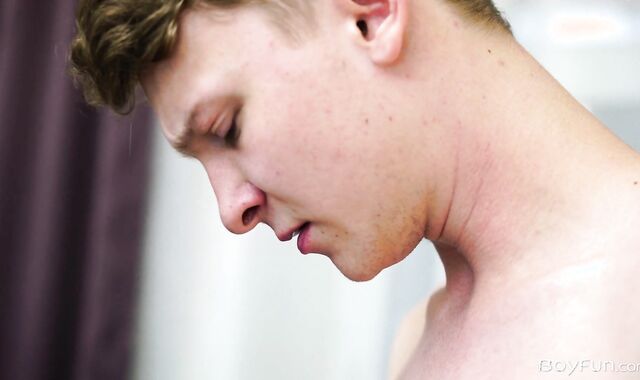 BoyFun: Caucasian Gera Richter cash-shot on the bed