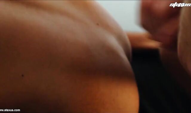 mega-tart likes His guys 10-Pounder