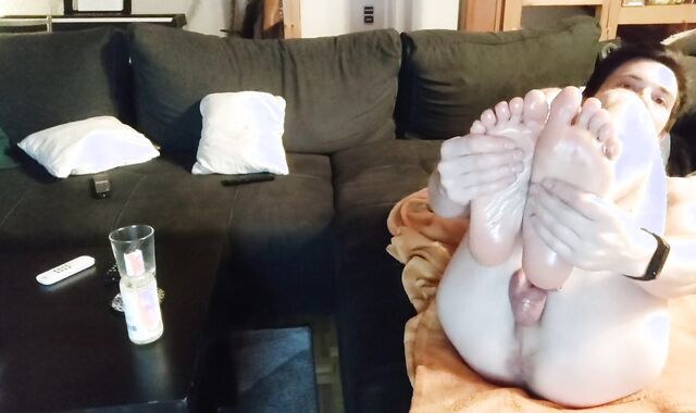 Posing masturbate off