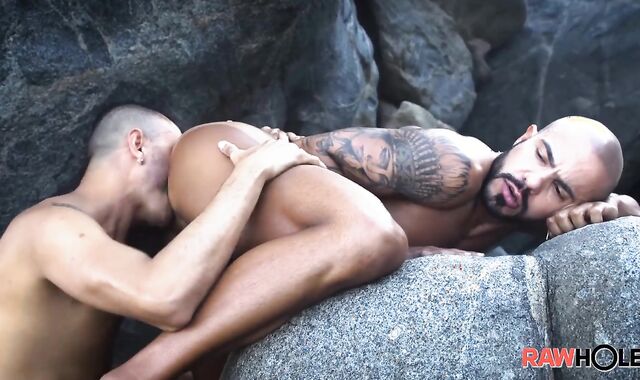 Rawhole - Kadu Silva throwing salad