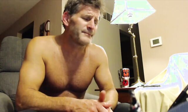 DILF Faps Off On web cam