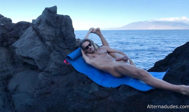 AlternaDudes: Thin and wooly jerking off outdoors solo