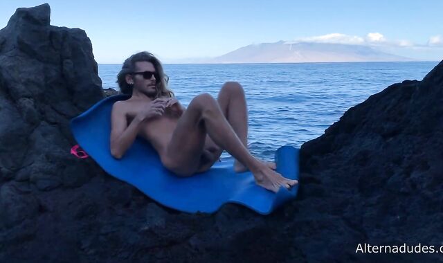 AlternaDudes: Thin and wooly jerking off outdoors solo