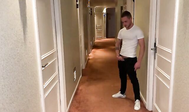 3Way 10-Pounder-a-thon In The Corridor! ???