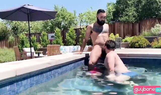 Zaddy bonks Cubby in nature's garment