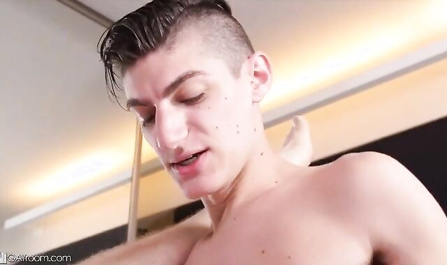 Roomate queer Bedroom