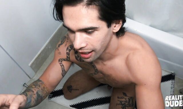 Reality Men - Tatted Ty Mitchell gasping in the bathtub