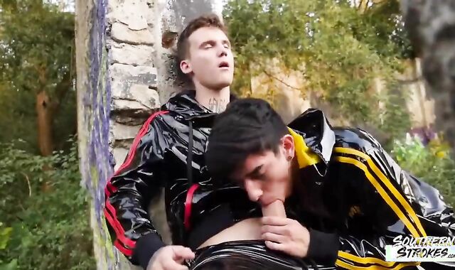 lads condom-free outdoors