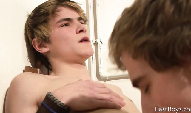 East Folks: Finest fag Bill Williams sans a condom backside hook-up