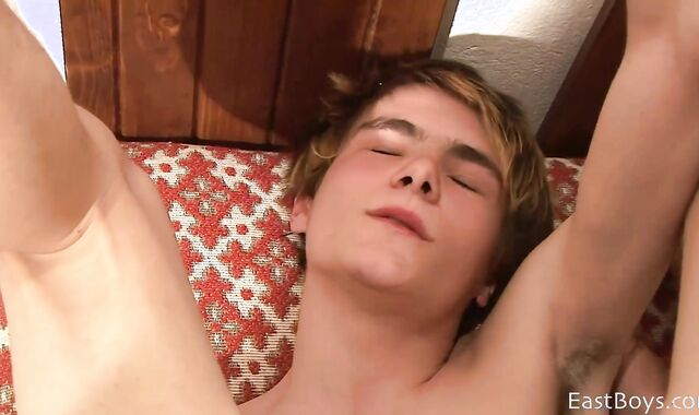 East Folks: Finest fag Bill Williams sans a condom backside hook-up