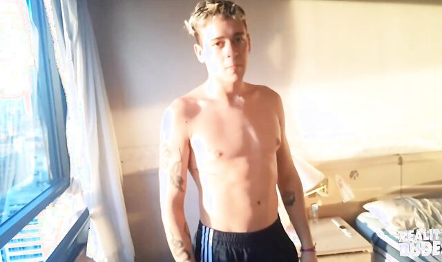 Str8 Chaser: Inked platinum-blonde Leo luvs rock hard nailining