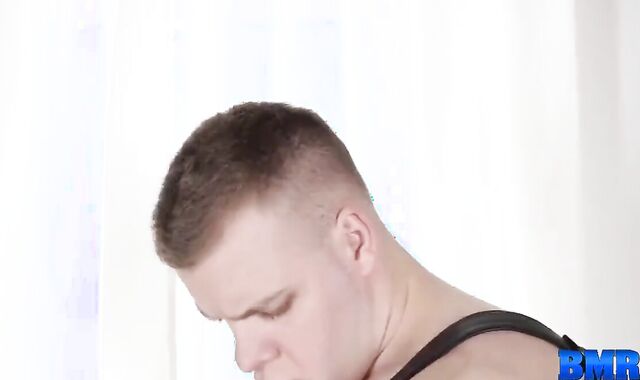 Muscle youngsters penetrating nude