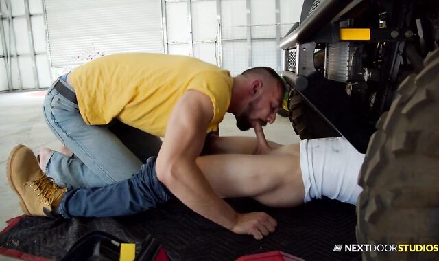 NextDoorOriginals: Justin Matthews & Johnny B getting a facial cumshot