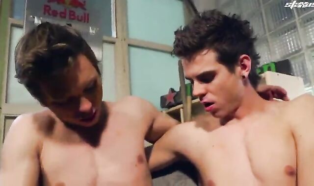 Tagging-three-some nude