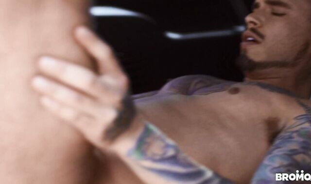 DUDES - American gagging in a car