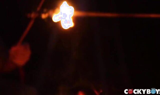 Lips together, six Soles Apart 2