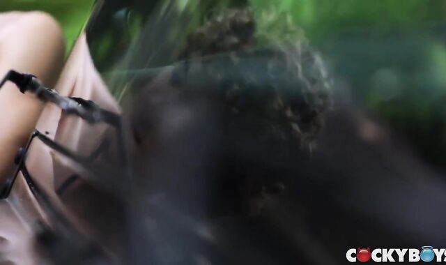 Lips together, six Soles Apart 2