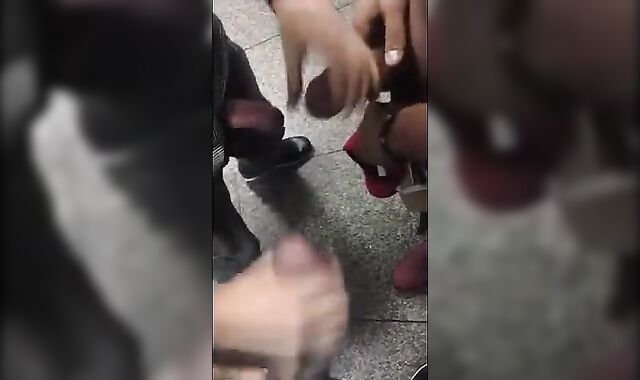 Putaria em banheirao publico