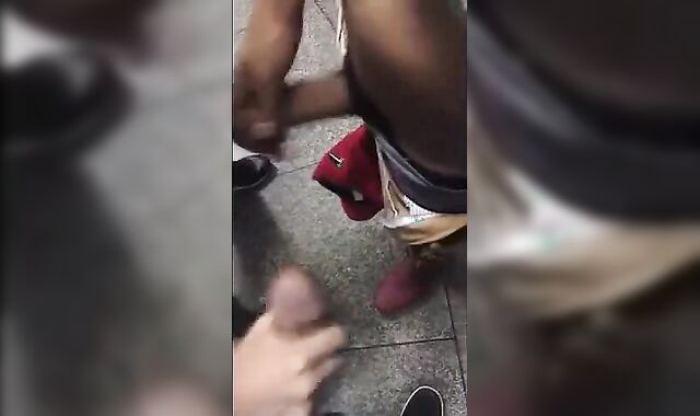 Putaria em banheirao publico