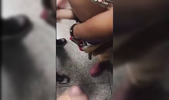 Putaria em banheirao publico