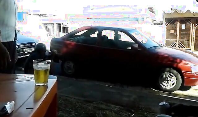 Pinguco mijando na calcada do bar