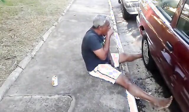 Pinguco mijando na calcada do bar