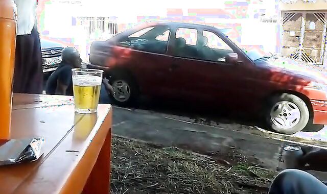 Pinguco mijando na calcada do bar