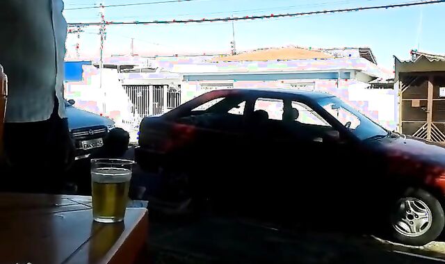 Pinguco mijando na calcada do bar