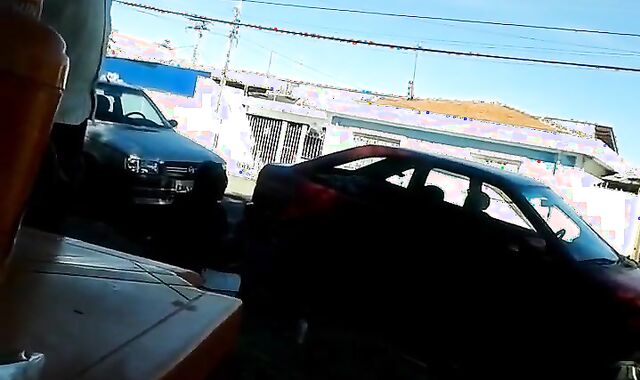 Pinguco mijando na calcada do bar