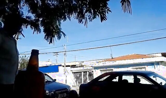 Pinguco mijando na calcada do bar