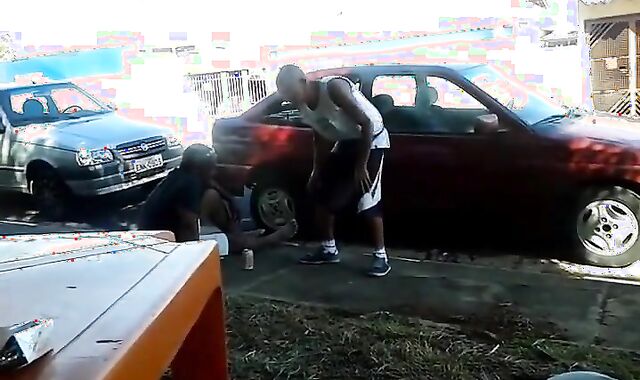 Pinguco mijando na calcada do bar