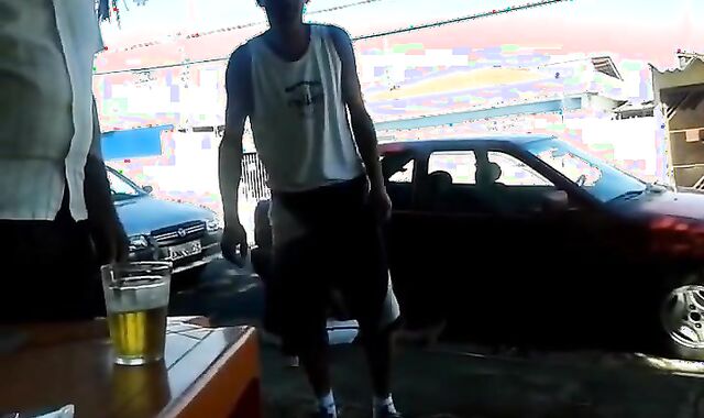 Pinguco mijando na calcada do bar