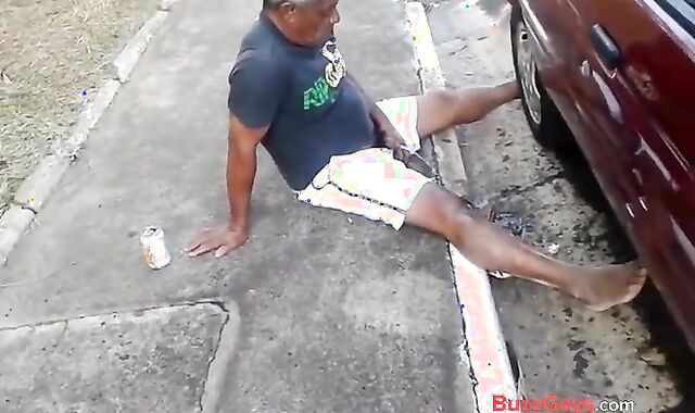 Pinguco mijando na calcada do bar