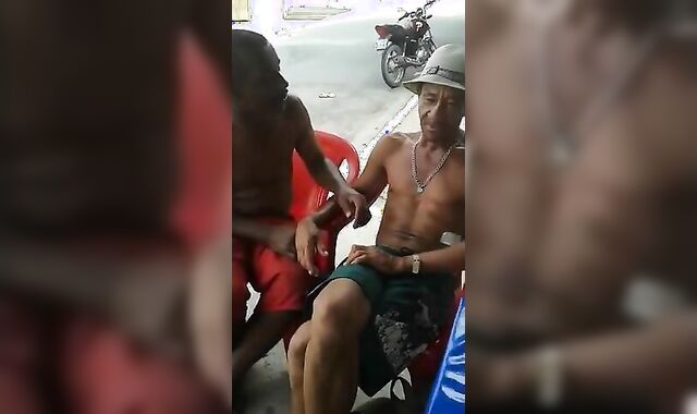 Cachaceiro mama peito do outro no bar