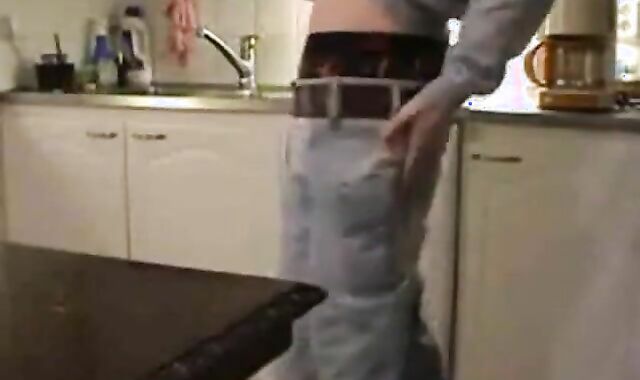 sagger boy cumming in the table