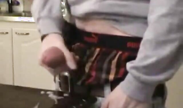 sagger boy cumming in the table