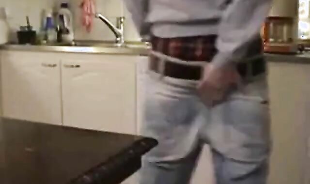 sagger boy cumming in the table