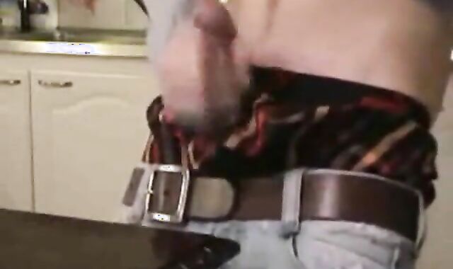 sagger boy cumming in the table