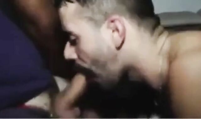 alla troia piace troppo il cazzo..uno non gli basta