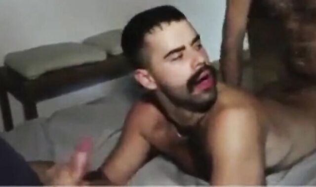 alla troia piace troppo il cazzo..uno non gli basta