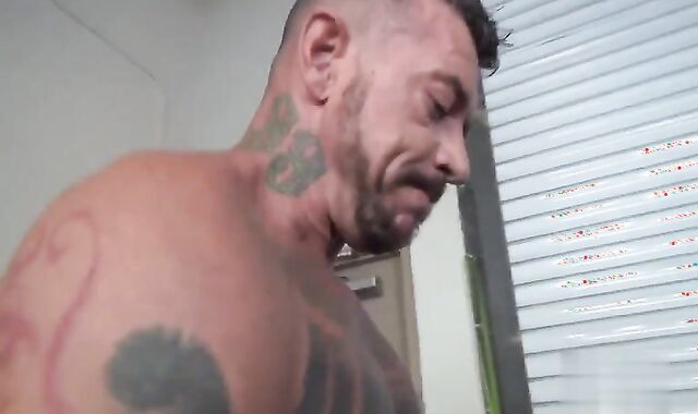 Masseuse Detects Customers Erected ten-Pounder