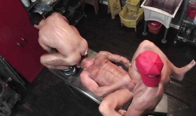 Gun Flash  (Bruno Bernal, Michael Roman) 1080p