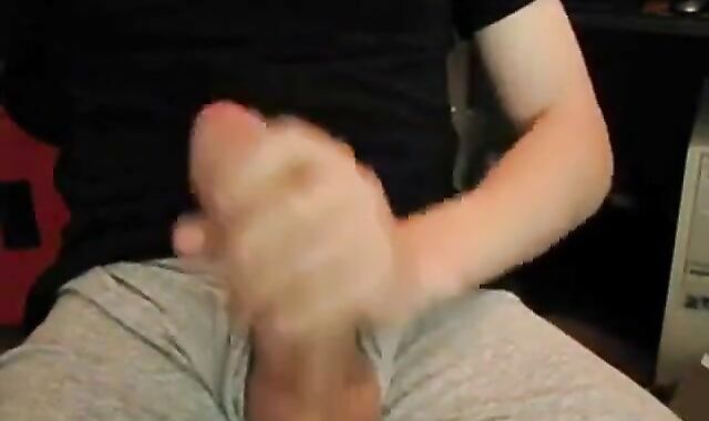 Amateur Twink Masturbates on Webcam
