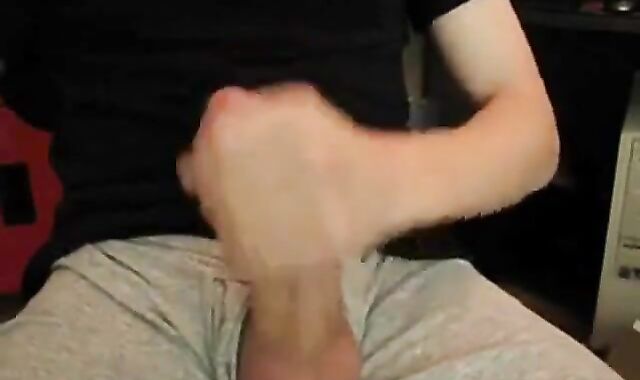 Amateur Twink Masturbates on Webcam