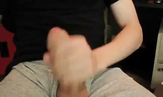 Amateur Twink Masturbates on Webcam